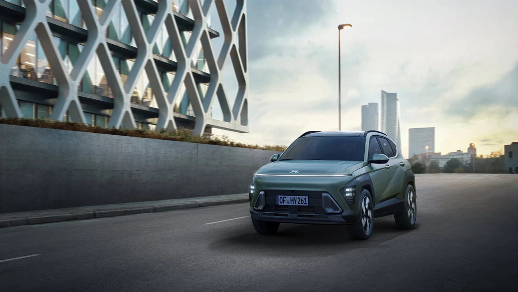 hyundai kona autobahn unterwegs